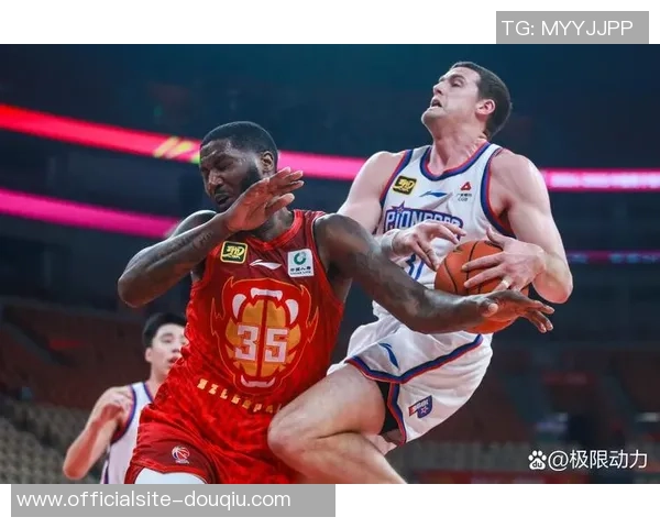 CBA北京与深圳激烈对抗回顾赛场冲突精彩瞬间分析 CBA北京与深圳激烈对抗回顾赛场冲突精彩瞬间分析